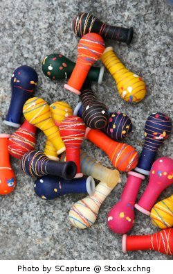 Imagem: Uninflated Japanese balloons laying on gray granite. From SCapture @ Stock.xchng