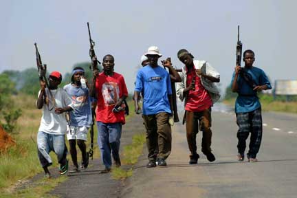 Menores em busca da bolsa de dona Benedita e seu Cabralzinho