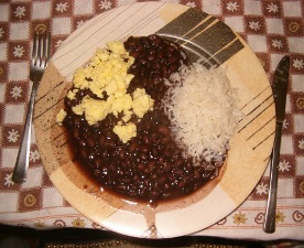 Feijão preto com arroz e ovo mexido