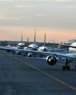 Ultrapassando os aviões na fila de decolagem