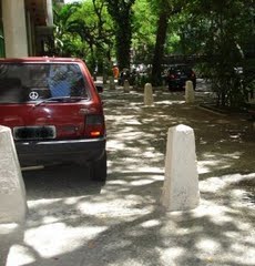 Nem os fradinhos conseguem impedir carros nas calçadas do Rio