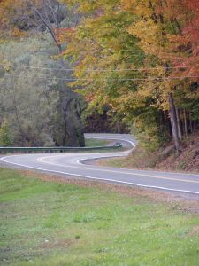 Estrada longa e sinuosa